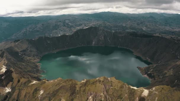 Drone Colpo Bellissimo Lago Cratere Con Colore Verde Circondato Vulcano — Video Stock