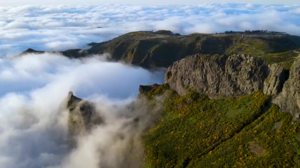 Vista Vale Rio Com Encostas Pedregosas Íngremes Cadeias Montanhosas Picos — Vídeo de Stock