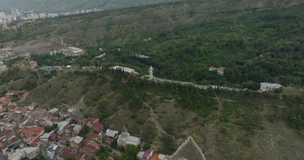 トビリシの風景とカルトリス デダ像の高角度の空中撮影 — ストック動画