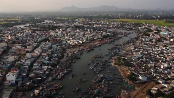 Sydostasiatiska Lokala Fiskebyn Med Många Båtar Seglar Smutsiga Floden Vid — Stockvideo