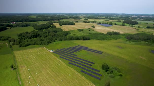 Aerial Drone Solar Panels Field Next Farmland Lush Green — Wideo stockowe