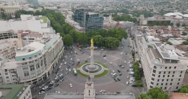 Беспилотный Снимок Движения Вокруг Памятника Святому Георгию Площади Свободы — стоковое видео