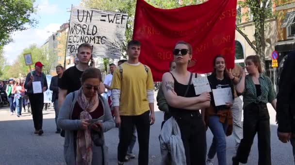 在瑞典斯德哥尔摩举行的气候游行中 抗议者举着横幅行走 — 图库视频影像