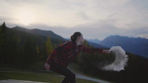 Медленное Движение Молодой Женщины Танцующей Деревянной Платформе Горах Сумерках Бросающей — стоковое видео