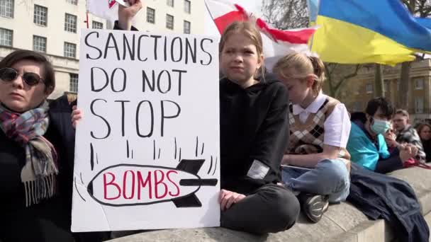 Enfant Tient Une Pancarte Qui Dit Les Sanctions Arrêtent Pas — Video
