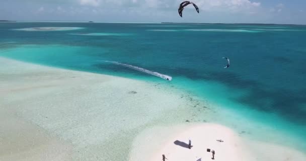 Aerial View Man Kitesurf Caribbean Sea Atoll Turquoise Water White — Vídeo de Stock