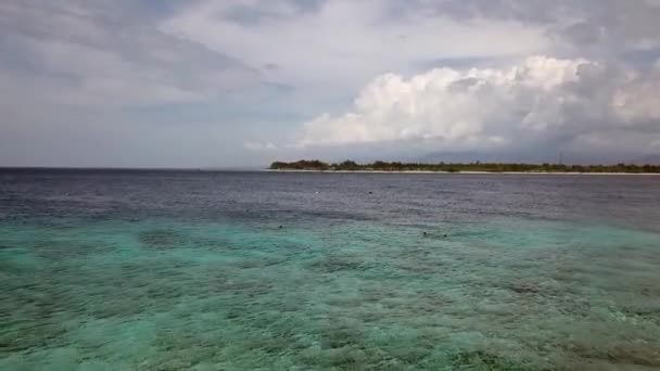 Sandbar Μπροστά Από Νησί Snorkelers Πιο Ήρεμη Εναέρια Άποψη Πτήση — Αρχείο Βίντεο