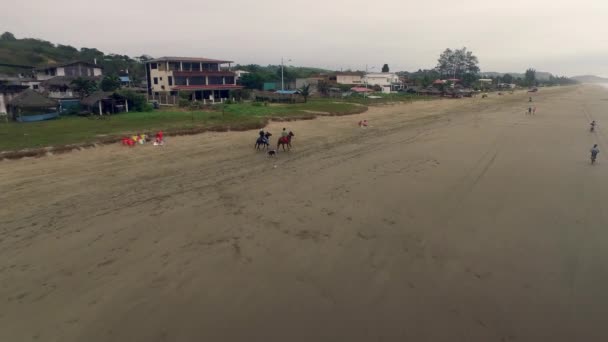 Jazda Konna Plaży Wzdłuż Hotelu Beachfront Curia Santa Elena Ekwador — Wideo stockowe