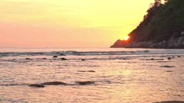 Rocky Sea Shore Sunset Sun Disk Hides Island Mountain Thailand — Stock video