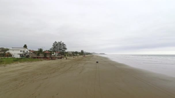 Driving Atv Sandy Beach Curia Overcast Day Santa Elena Ecuador — Stockvideo