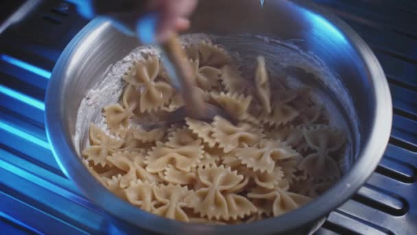 Gekochte Tagliatelle Pasta Einer Schüssel Mit Thunfischdressing Mischen Nahaufnahme — Stockvideo