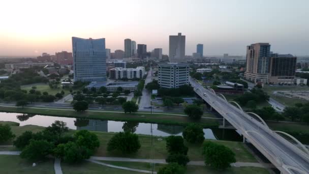 Centro Fort Worth Texas Worth Skyline Amanhecer Ponte Sobre Rio — Vídeo de Stock