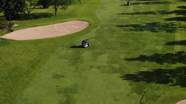 Passengers Golf Cart Traveling Course Summertime Tracking Shot — ストック動画