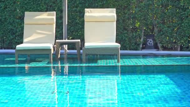 White Deckchairs Shallow Swimming Pool Water — Vídeo de Stock