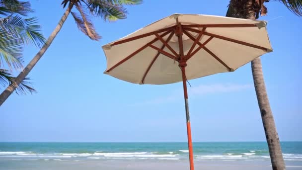 Tropical Vacation Scenery Beach Parasol Palm Trees Blue Ocean Horizon — Vídeo de Stock