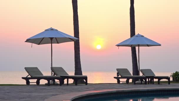 Sunset Tropical Sea Sunbeds Parasols Poolside Luxury Resort — Vídeo de Stock