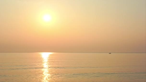 Закат Золотого Цвета Над Спокойным Океаном Далекой Рыбацкой Лодкой — стоковое видео