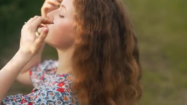 Portrait Une Jolie Jeune Femme Rousse Peigne Ses Cheveux Sur — Video