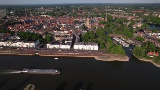 Middeleeuwse Stad Van Bovenaf Gezien Met Binnenvaart Grote Vrachtschip Verlaten — Stockvideo