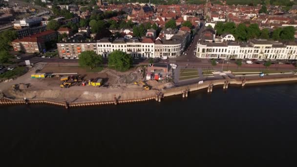 空中下降运动显示沿Ijssel河正在建造的码头 正在Ijsselkade大道上施工 Zutphen塔城城市发展的空中城市景观面貌 — 图库视频影像