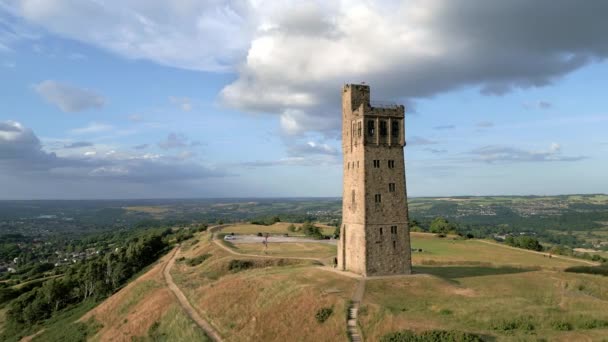 Ariel Footage Castle Hill Ancient Monument Almondbury Overlooking Huddersfield Metropolitan — Stok video