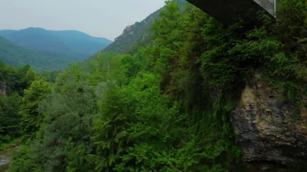 Talyan Alplerindeki Lar Üzerinde Bir Çiftle Köprüden Tırmanıyor — Stok video
