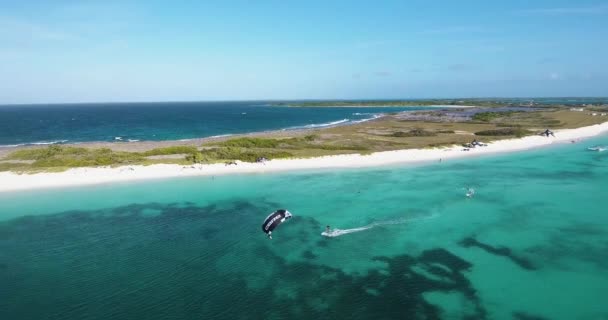 Drone Shot Kitesurfer Sail Right Left Caribbean White Sand Beach — ストック動画