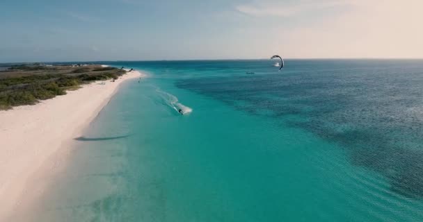 Man Kitesurf Verlicht Bij Zonsondergang Turquoise Zeewater Drone Shot Pan — Stockvideo