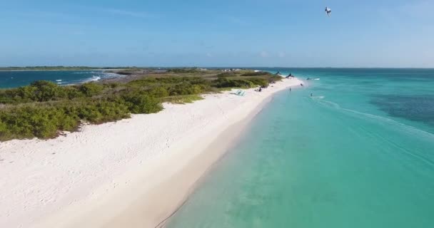 Man Kitesurf Μετάβαση Τυρκουάζ Καραϊβική Θάλασσα Drone Πυροβόλησε Κατά Μήκος — Αρχείο Βίντεο