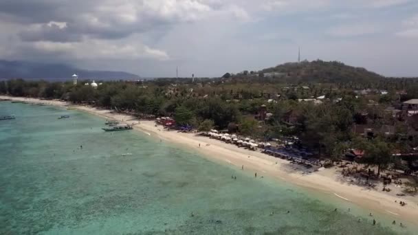 Populära Stranden Små Häpnadsväckande Antenn Utsikt Panorama Kurva Flygning Drönare — Stockvideo