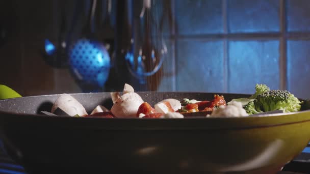 Приправа Додавання Води Курячі Грудки Овочі Приготування Сковороді Рецепт Макаронних — стокове відео