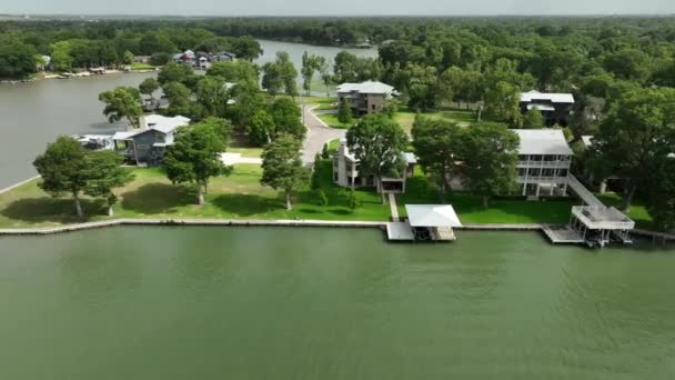 Lakefront Homes Usa Aerial Houses Water Private Boat Docks — 图库视频影像