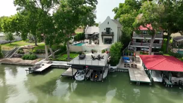 Aerial Pullback Reveal Waterfront Homes Lake Boat Dock Rising Shot — Wideo stockowe