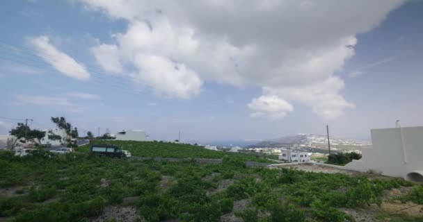Πανόραμα Των Αυτοκινήτων Που Οδηγούν Λόφο Νησί Στην Σαντορίνη Ελλάδα — Αρχείο Βίντεο