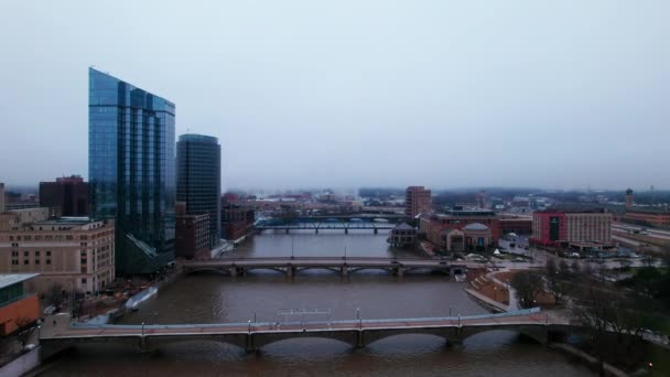 Aerial View Grand Rapids Michigan Drone Slowly Moves Bridges Blue — Vídeos de Stock