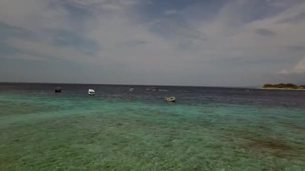 Tourists Snorkeling Boat Buttery Soft Aerial View Flight Fly Forwards — Stockvideo