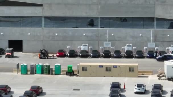 Зарядная Станция Tesla Строящемся Новом Здании Техасе Электромобили Модели Заряжены — стоковое видео