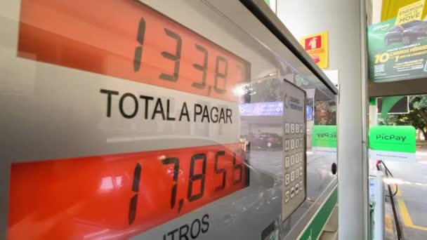 Primer Plano Del Precio Gasolina Bomba Como Alguien Está Llenando — Vídeos de Stock