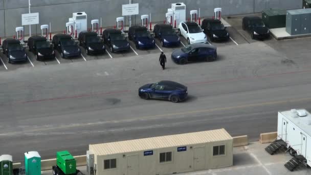 Автомобіль Tesla Автозаправній Станції Giga Texas Нові Автомобілі Отримують Заряд — стокове відео