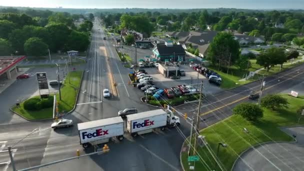 Fedex Federal Express Tractor Double Trailer Driving Intersection Usa — Vídeos de Stock