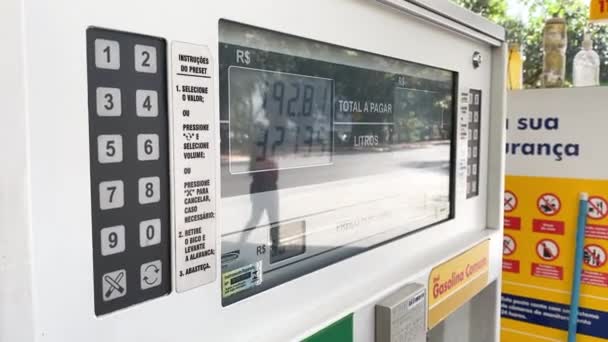 Car Arrives Gas Station Pump Attendant Walks Begin Fueling Wide — ストック動画