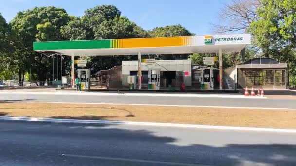 Traffic Passes Out Front Empty Gas Station 2022 Fuel Crisis — 비디오