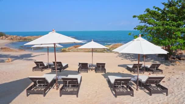 Seafront Lounge Sandy Beach White Umbrellas Deckchairs — Stockvideo