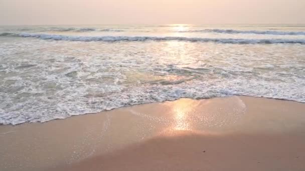 Розбиваючи Морські Хвилі Піною Котилася Над Мокрим Піском Заході Сонця — стокове відео