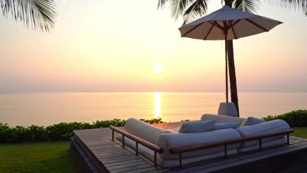 Outdoor Lounge Furniture Stunning View Sunset Tropical Sea — Vídeo de stock