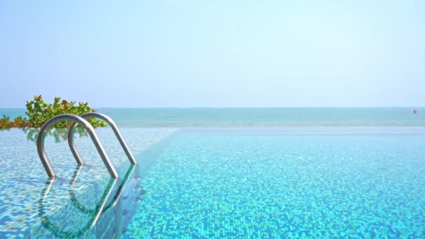 Empty Entrance Infinity Pool Metal Handrails Sea Background Cloudless Sky — Stock video