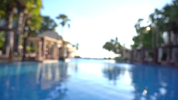 Outfocused View Swimming Pool Hotel Tropical Lounge — Vídeos de Stock