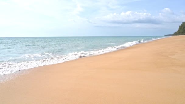 Soft Wet Sandy Beach Crashing Waves Rolling Tropical Island Coast — Stock Video