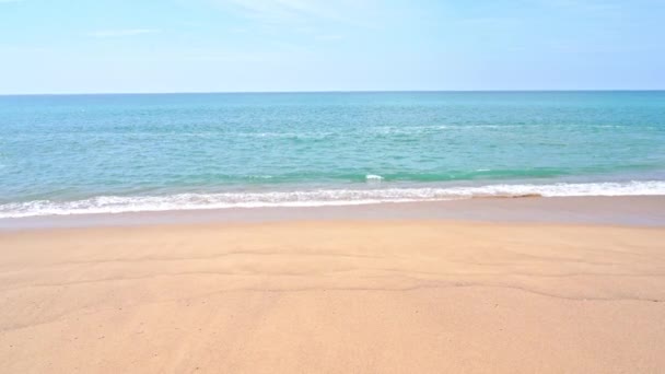 Тропічний Піщаний Пляж Тлі Блакитного Неба Хвилями Розбризкування — стокове відео