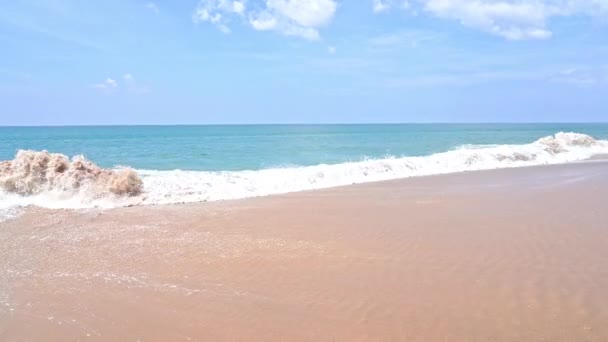 Жаркий Летний День Песчаном Пляже Бушует Тихое Море — стоковое видео